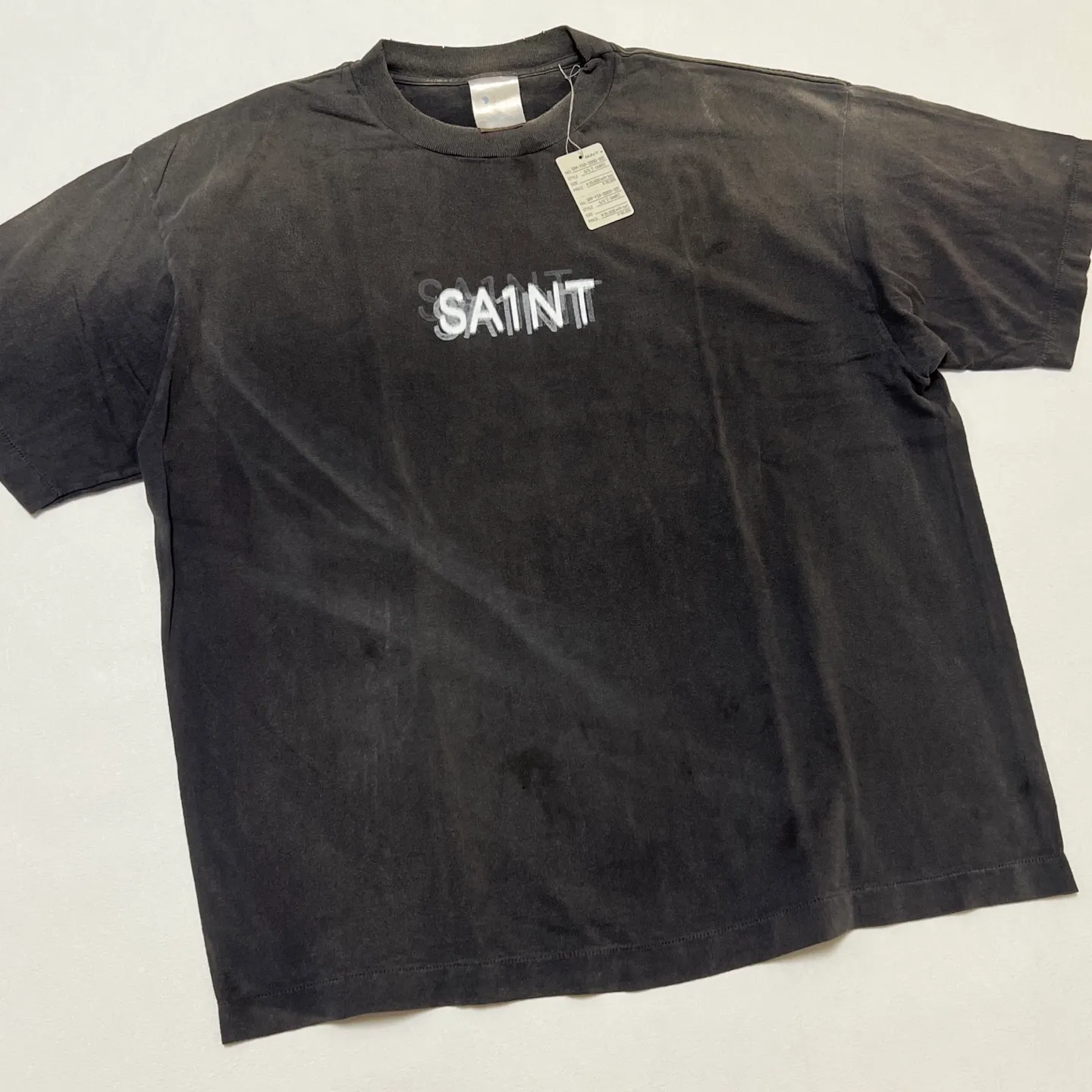 SAINT Mxxxxxx SEVEN DEADLY SS TEE/BLK Phantom SAINT Seven Deadly Sins Printed TEE Washed Black S-XL Look for cylindrical fabrics with no side seams. Don’t buy open width fabrics anymore. It’s boring. Assute garments are dyed. The whole piece is sprayed with Ma Liu. Then spray the heavy parts to fade. The collar and cuffs are frayed. Many hangings are frayed. Accessories are complete. Customized original consistent main mark/wash mark/little angel anti-counterfeiting mark.